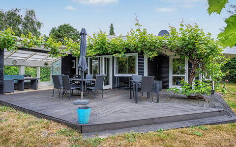 Birge - 600M from the Sea: Strauch, Schatten, Garten, Ground, Deck, Outdoor Struktur, Garten, Hinterhof, Gartenmöbel