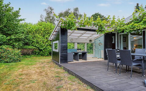 Birge - 600M from the Sea: Schatten, Garten, Ground, Deck, Outdoor Struktur, Veranda, Gartenbauten, Garten, Landscaping, Pergola