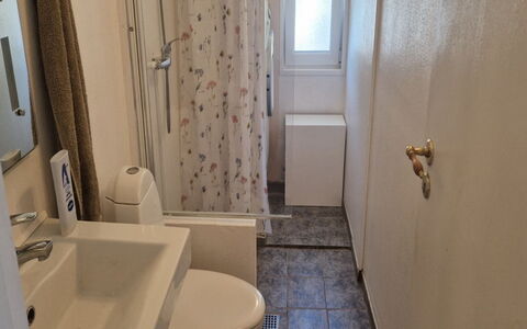 Birge - 600M from the Sea: Toilleten Sitz, Armatur, Wand, Badezimmer, Toilette, Fussboden, Bad Sink, Flooring, Sinken, Installation