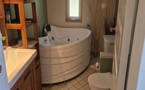 Birge - 600M from the Sea: Armatur, Flooring, Interior Design, Badewanne, Fussboden, Badezimmer, Installation, Zapfhahn, Zimmer, Fliese