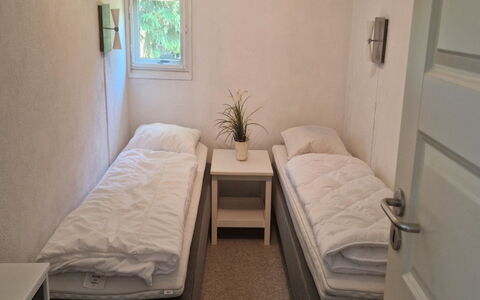 Birge - 600M from the Sea: Holz, Fussboden, Schlafzimmer, Bett, Flooring, Interior Design, Möbel, Zimmer, Bettrahmen, Bedding