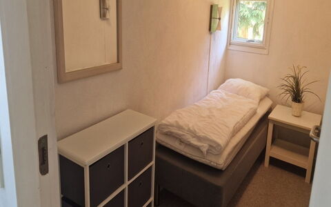 Birge - 600M from the Sea: Möbel, Fussboden, Wand, Schlafzimmer, Bett, Flooring, Holz, Interior Design, Bettdecke, Zimmer