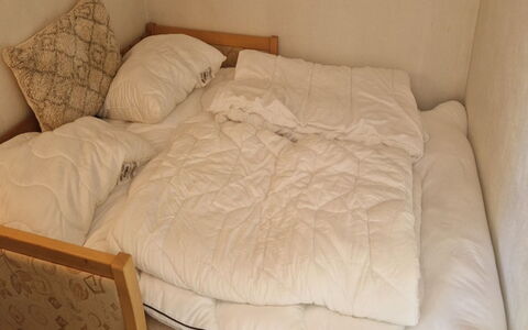 Birge - 600M from the Sea: Schlafzimmer, Holz, Möbel, Linens, Bettdecke, Bedding, Bett, Textil, Fussboden, Zimmer