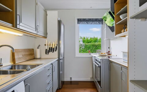 Snioulf - 800M from the Sea: Küche, Küchengerät, Major Appliance, Countertop, Interior Design, Holz, Flooring, Spüle, Möbel, Haushaltsgerät