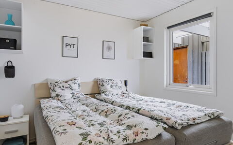 Snioulf - 800M from the Sea: Wand, Interior Design, Schlafzimmer, Holz, Fussboden, Flooring, Bett, Zimmer, Möbel, Decke