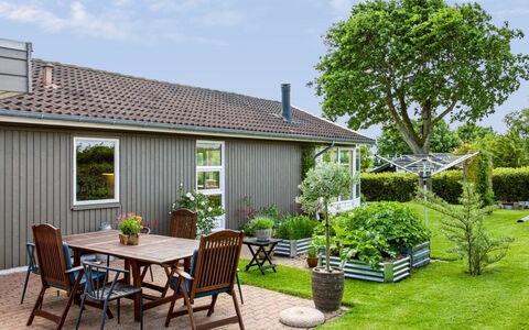 Snioulf - 800M from the Sea: Gras, Garten, Strauch, Haus, Hütte, Zuhause, Dach, Hinterhof, Grundstueck