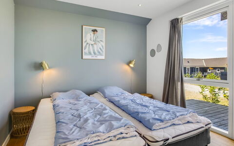 Andriette - 50M from the Sea: Schlafzimmer, Bett, Fussboden, Bettdecke, Bedding, Zuhause, Linens, Bettrahmen, Decke, Daylighting