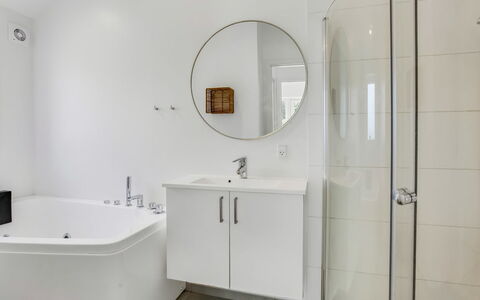 Andriette - 50M from the Sea: Armatur, Interior Design, Badezimmer, Flooring, Fussboden, Zapfhahn, Sinken, Decke, Bad Sink, Installation