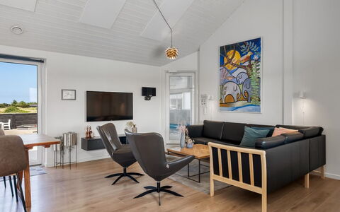 Ija - 1.3Km from the Sea: Interior Design, Möbel, Flooring, Fussboden, Holzboden, Holz, Couch, Decke, Wohnzimmer, Zimmer