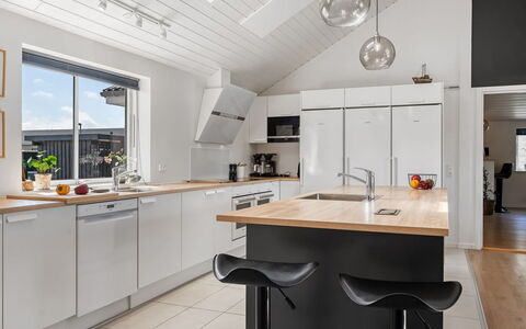 Ija - 1.3Km from the Sea: Countertop, Küche, Flooring, Interior Design, Möbel, Holz, Decke, Cabinetry, Fussboden, Light Fixture