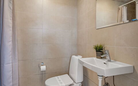 Ija - 1.3Km from the Sea: Badezimmer, Toilleten Sitz, Toilette, Armatur, Interior Design, Flooring, Wand, Sinken, Bad Sink, Fussboden