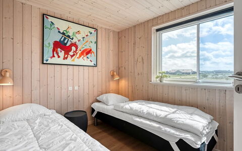Ija - 1.3Km from the Sea: Holz, Schlafzimmer, Bett, Bedding, Bettdecke, Bettrahmen, Planke, Holzbeize, Hartholz, Design