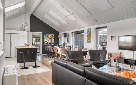 Ija - 1.3Km from the Sea: Holz, Decke, Interior Design, Couch, Flooring, Möbel, Zuhause, Wohnzimmer, Fussboden