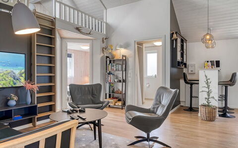 Ija - 1.3Km from the Sea: Möbel, Interior Design, Flooring, Holz, Decke, Fussboden, Stuhl, Wohnung, Wohnzimmer, Beleuchtung