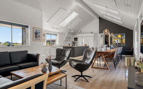 Ija - 1.3Km from the Sea: Interior Design, Flooring, Decke, Holz, Fussboden, Möbel, Wohnzimmer, Couch, Holzboden, Beleuchtung