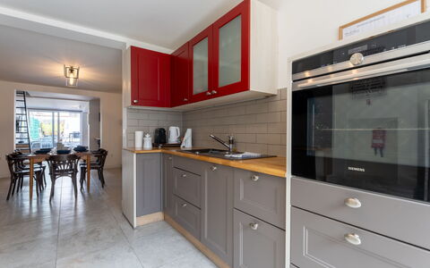 Villa Stil Genot with Terrace: Küche, Countertop, Küchengerät, Cabinetry, Flooring, Major Appliance, Interior Design, Holz, Möbel, Fussboden