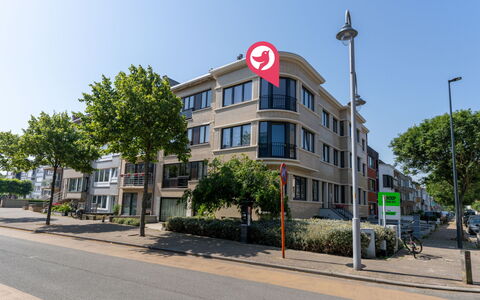 Centrally Located The Corner: Gebäude, Fenster, Stadtgebiet, Wohnung, Wohngebiet, Nachbarschaft, Asphalt, Urban Design, Eigentumswohnung, Metropolitan Area