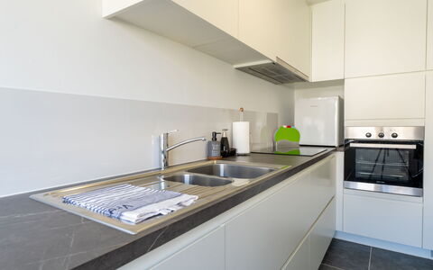 Centrally Located The Corner: Küche, Countertop, Küchengerät, Interior Design, Flooring, Major Appliance, Cabinetry, Holz, Spüle, Fussboden