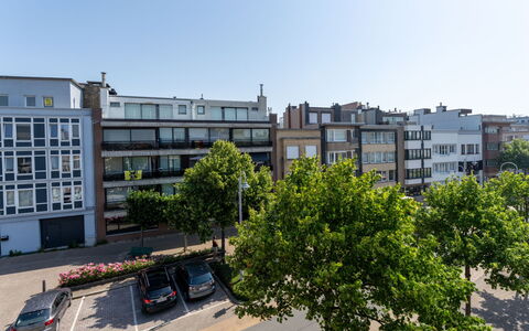 Centrally Located The Corner: Gebäude, Daytime, Fenster, Wohnung, Stadt, Stadtgebiet, Wohngebiet, Nachbarschaft, \Stadt, Fassade