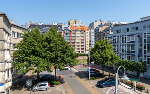Centrally Located The Corner: Gebäude, Daytime, Stadt, Stadtgebiet, Fenster, Wohnung, Wohngebiet, \Stadt, Metropolitan Area, Fassade