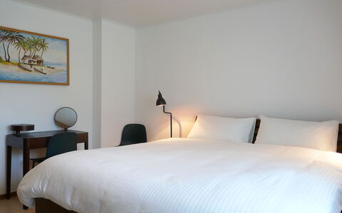 Cá Pórt Róss: Bett, Möbel, Interior Design, Schlafzimmer, Wand, Fussboden, Bedding, Bettdecke, Flooring, Holz