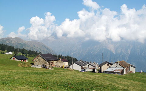 Olivone 611: Bergforms, Berg, Hügel, Hochland, Gebirge, Wiese, Bergstation, Hütte, Ländliches Gebiet, Senke
