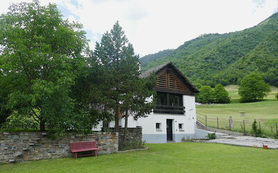 Olivone 611: Haus, Hütte, Ländliches Gebiet, Menschliche Siedlung, Zuhause, Bauernhaus, Rasen, Garten, Dorf