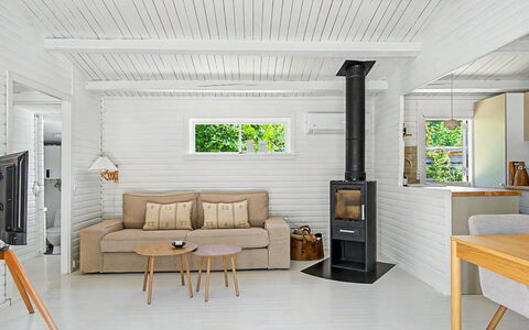 Fulla - 150M from the Sea: Möbel, Flooring, Interior Design, Fussboden, Holz, Holzboden, Decke, Couch, Wohnzimmer, Zimmer