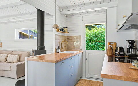 Fulla - 150M from the Sea: Flooring, Küche, Countertop, Interior Design, Holz, Major Appliance, Fussboden, Küchengerät, Möbel, Cabinetry