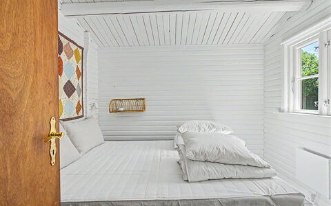 Fulla - 150M from the Sea: Wand, Interior Design, Holz, Decke, Flooring, Fussboden, Schlafzimmer, Zimmer, Bett, Bedding