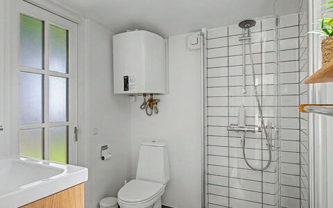 Fulla - 150M from the Sea: Toilleten Sitz, Badezimmer, Toilette, Armatur, Wand, Flooring, Interior Design, Fussboden, Sinken, Bad Sink
