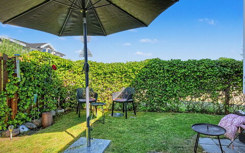 Evdokija - 50M from the Sea: Regenschirm, Möbel, Gartenmöbel, Garten, Schatten, Tisch Im Freien, Stuhl, Rasen, Landscaping, Hinterhof