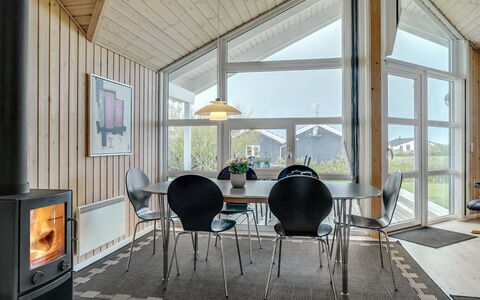 Skakke - 350M to the Fjord: Holz, Decke, Interior Design, Möbel, Flooring, Fussboden, Wohnzimmer, Zuhause, Stuhl, Zimmer