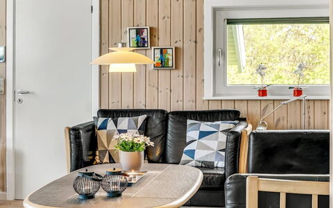 Skakke - 350M to the Fjord: Möbel, Interior Design, Flooring, Holz, Fussboden, Beleuchtung, Zimmer, Zuhause, Light Fixture, Wohnzimmer