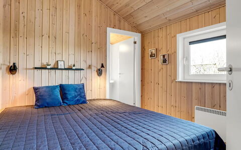 Skakke - 350M to the Fjord: Holz, Decke, Interior Design, Schlafzimmer, Hartholz, Holzbeize, Planke, Bettrahmen, Bett, Light Fixture