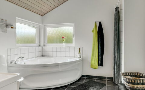 Skakke - 350M to the Fjord: Flooring, Interior Design, Armatur, Badewanne, Fussboden, Installation, Badezimmer, Decke, Fliese, Zapfhahn