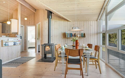 Skakke - 350M to the Fjord: Holz, Flooring, Interior Design, Decke, Fussboden, Light Fixture, Möbel, Zimmer, Holzboden, Küche