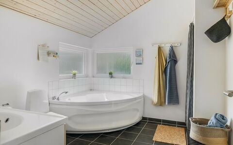 Skakke - 350M to the Fjord: Armatur, Interior Design, Flooring, Decke, Fussboden, Badewanne, Badezimmer, Installation, Zapfhahn, Zimmer