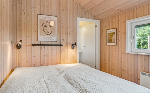 Skakke - 350M to the Fjord: Holz, Schlafzimmer, Bett, Bedding, Bettdecke, Bettrahmen, Decke, Zuhause, Interior Design, Fussboden