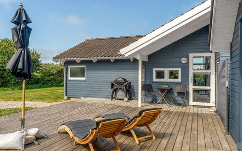Skakke - 350M to the Fjord: Holz, Hütte, Zuhause, Dach, Abstellgleis, Haus, Tür, Veranda, Gartenmöbel, Planke