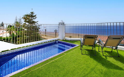 La Samba Beachfront: Schwimmbad, Rasen, Garten, Kunstrasen, Landscaping, Balkon, Estate, Resort, Zaun, Garten