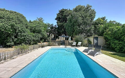 Villa Piscine - Aigues-Vives: Wohngebiet, Wohnung, Estate, Resort, Villa, Balkon, Villa, Schwimmbad