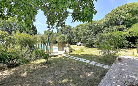 Villa Piscine - Aigues-Vives: Wohngebiet, Wohnung, Estate, Resort, Villa, Balkon, Villa, Schwimmbad