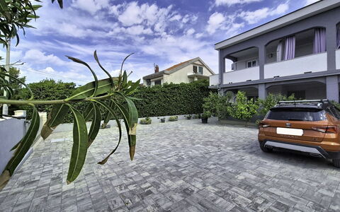 Pag Povljana 200: Beton, Schatten, Hof, Auffahrt, Fliese, Schwimmbad, Walkway, Flagstone, Hotel