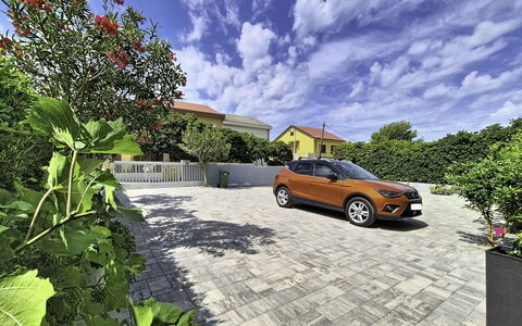Pag Povljana 200: Auffahrt, Bürgersteig, Garten, Landscaping, Schatten, Walkway, Flagstone, Parkplatz, Pfad
