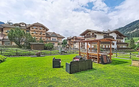 Edelweiss: Möbel, Interior Design, Flooring, Fussboden, Holzboden, Holz, Stuhl, Decke, Küche & Esszimmer Tisch, Tabelle