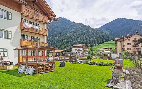 Edelweiss: Möbel, Interior Design, Flooring, Fussboden, Holzboden, Holz, Stuhl, Decke, Küche & Esszimmer Tisch, Tabelle