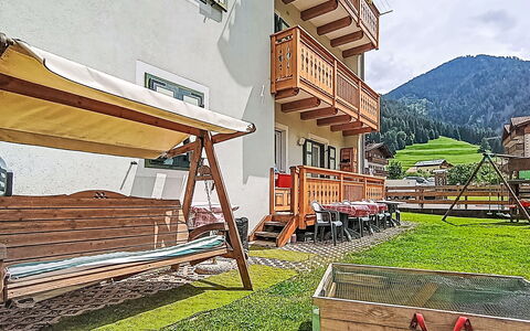 Edelweiss: Möbel, Interior Design, Flooring, Fussboden, Holzboden, Holz, Stuhl, Decke, Küche & Esszimmer Tisch, Tabelle