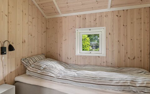Naninja - 680M from the Sea: Holz, Flooring, Fussboden, Interior Design, Decke, Schlafzimmer, Zimmer, Zuhause, Holzbeize, Bett
