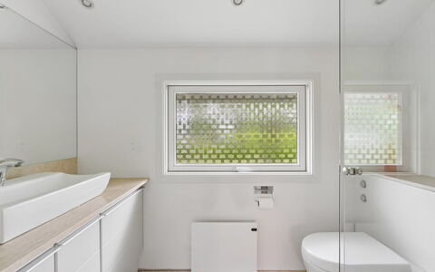 Naninja - 680M from the Sea: Interior Design, Wand, Flooring, Badezimmer, Armatur, Fussboden, Decke, Badewanne, Installation, Zuhause